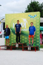 Mitalikolmikko palkintopallilla. (keskellä Kaarlo Seppänen HSS, vasemmalla Peik Lindberg ÅSK)